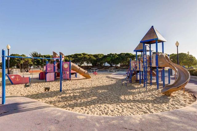 59 Marina Lakes Dr, Richmond, CA 94804