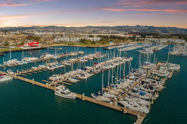 59 Marina Lakes Dr, Richmond, CA 94804