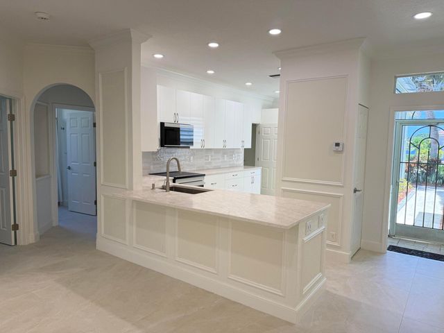 10664 Royal Caribbean Circle, Boynton Beach, FL 33437