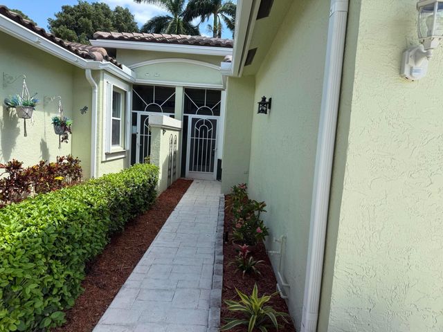 10664 Royal Caribbean Circle, Boynton Beach, FL 33437