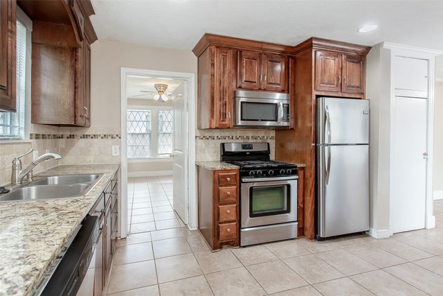 6922 Lindsley Avenue, Dallas, TX 75223