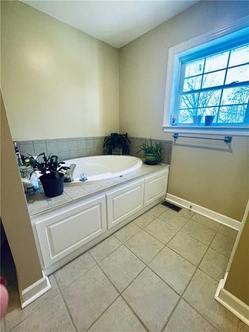 810 Arrowhead Circle, Maryville, MO 64468