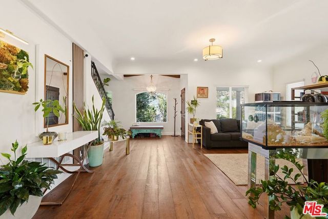 1042 S Stanley Avenue, Los Angeles, CA 90019