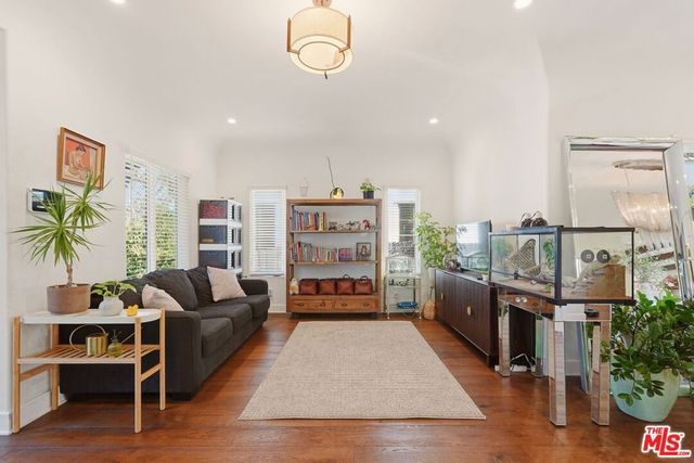 1042 S Stanley Avenue, Los Angeles, CA 90019