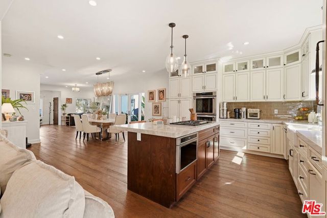 1042 S Stanley Avenue, Los Angeles, CA 90019