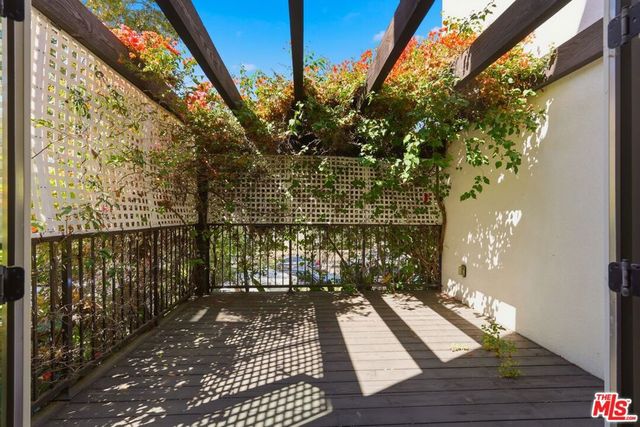 1042 S Stanley Avenue, Los Angeles, CA 90019