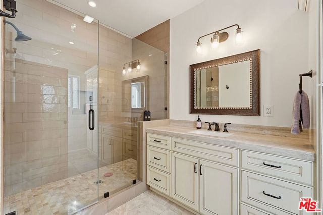 1042 S Stanley Avenue, Los Angeles, CA 90019