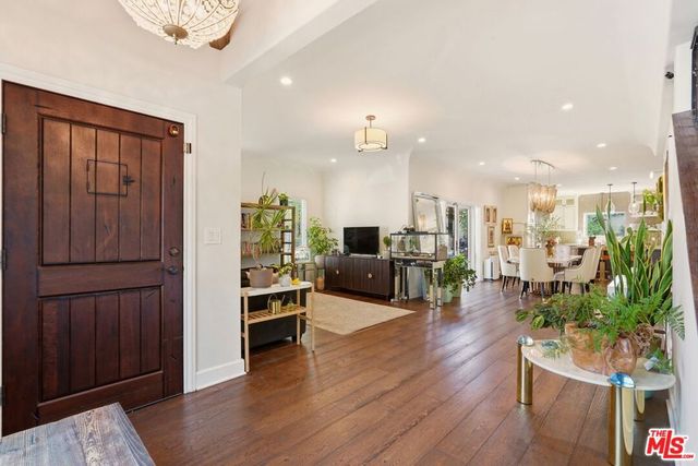 1042 S Stanley Avenue, Los Angeles, CA 90019