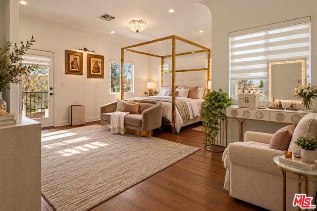 1042 S Stanley Avenue, Los Angeles, CA 90019
