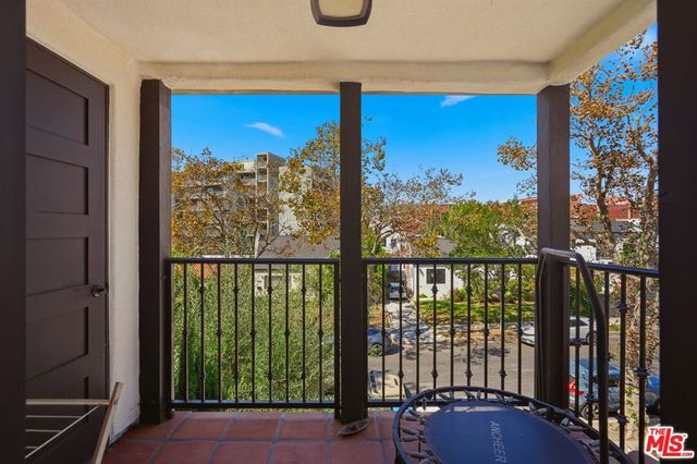 1042 S Stanley Avenue, Los Angeles, CA 90019