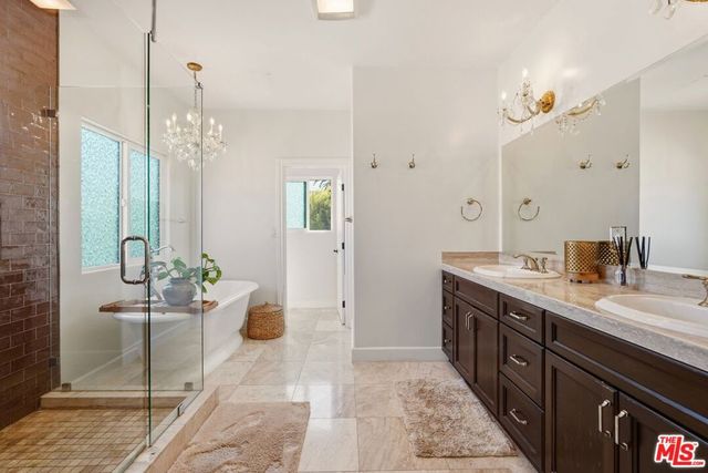 1042 S Stanley Avenue, Los Angeles, CA 90019