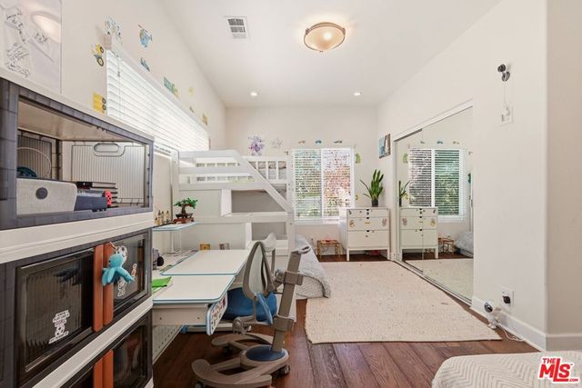 1042 S Stanley Avenue, Los Angeles, CA 90019