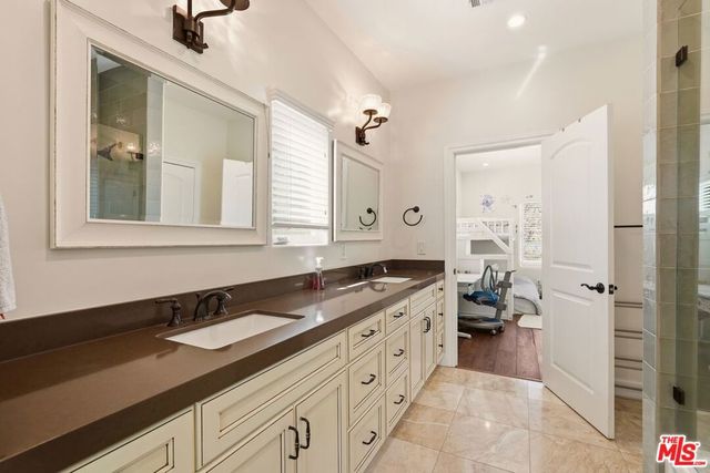1042 S Stanley Avenue, Los Angeles, CA 90019