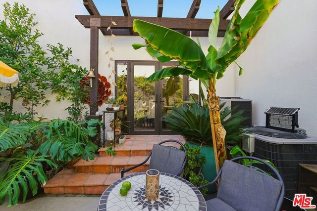 1042 S Stanley Avenue, Los Angeles, CA 90019
