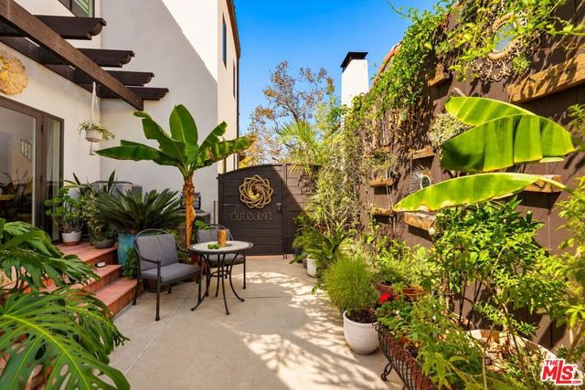 1042 S Stanley Avenue, Los Angeles, CA 90019