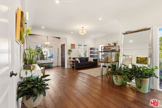 1042 S Stanley Avenue, Los Angeles, CA 90019