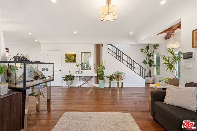 1042 S Stanley Avenue, Los Angeles, CA 90019