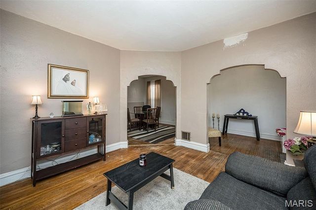 3225 N Taylor Avenue, St Louis, MO 63115