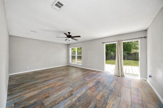 2907 Heritage House Drive, Webster, TX 77598