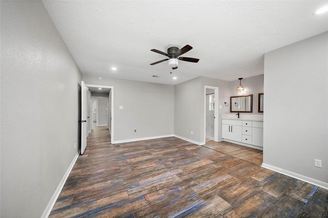 2907 Heritage House Drive, Webster, TX 77598