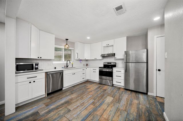 2907 Heritage House Drive, Webster, TX 77598