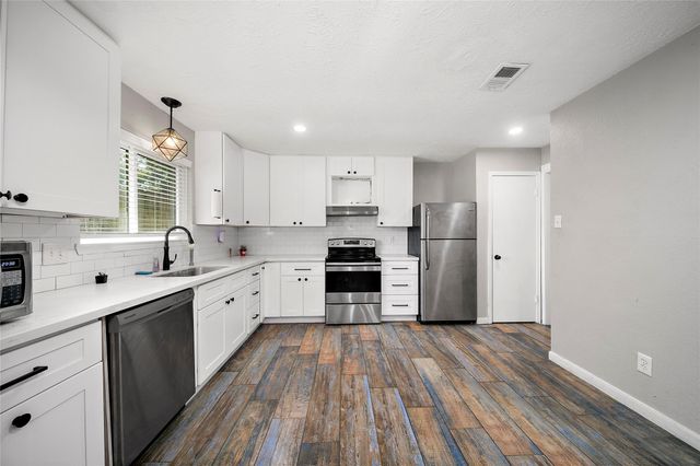 2907 Heritage House Drive, Webster, TX 77598