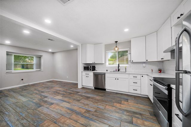 2907 Heritage House Drive, Webster, TX 77598