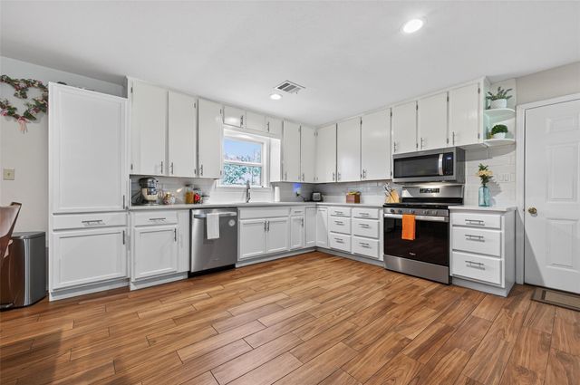 204 King Dr, Columbus, TX 78934