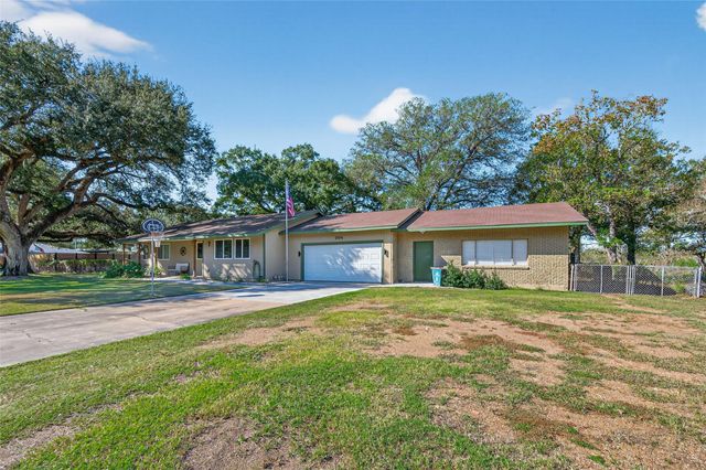 204 King Dr, Columbus, TX 78934
