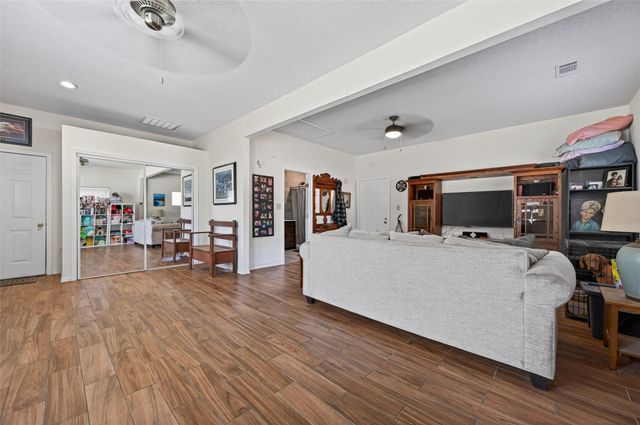 204 King Dr, Columbus, TX 78934