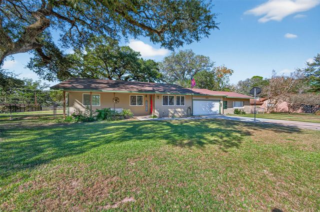 204 King Dr, Columbus, TX 78934