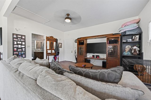 204 King Dr, Columbus, TX 78934