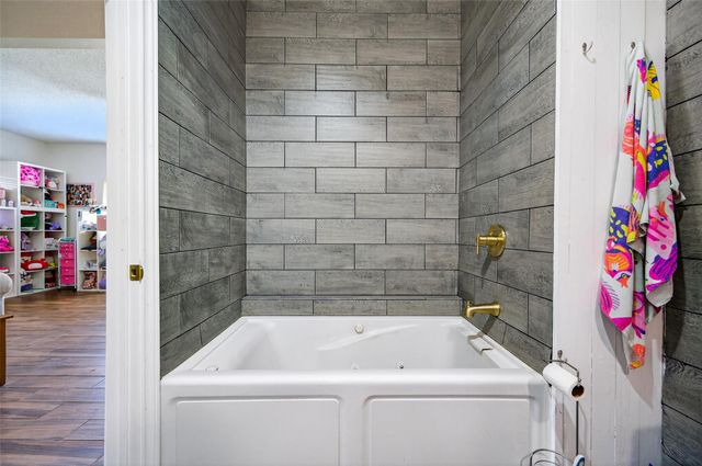 204 King Dr, Columbus, TX 78934