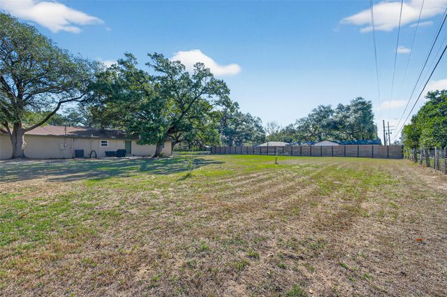 204 King Dr, Columbus, TX 78934