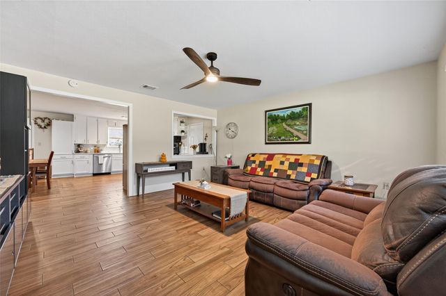 204 King Dr, Columbus, TX 78934