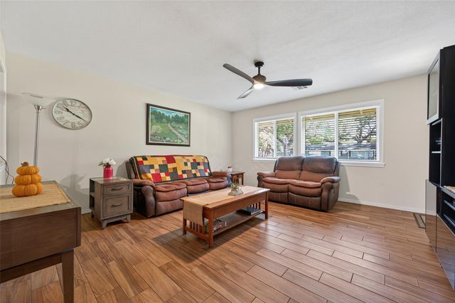 204 King Dr, Columbus, TX 78934