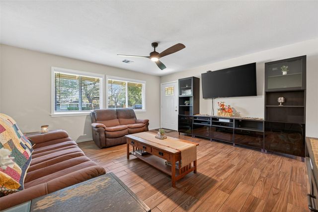 204 King Dr, Columbus, TX 78934