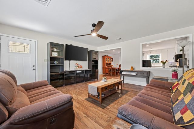 204 King Dr, Columbus, TX 78934