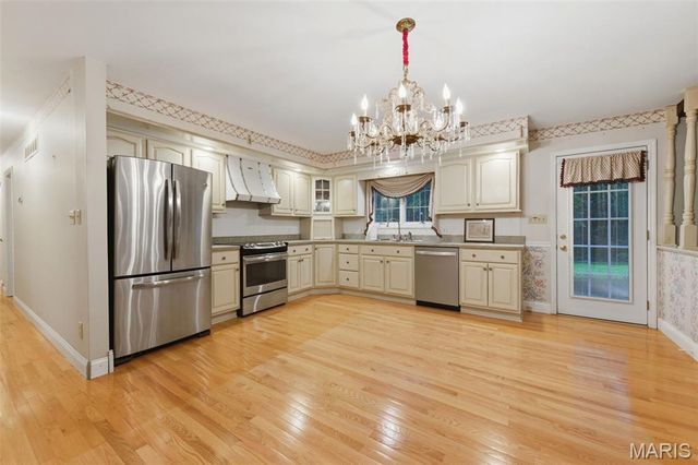 537 Huntercreek Ridge Court, Des Peres, MO 63131