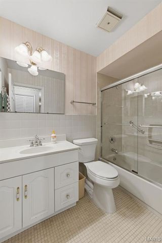 537 Huntercreek Ridge Court, Des Peres, MO 63131