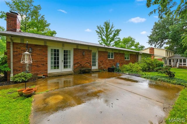 537 Huntercreek Ridge Court, Des Peres, MO 63131