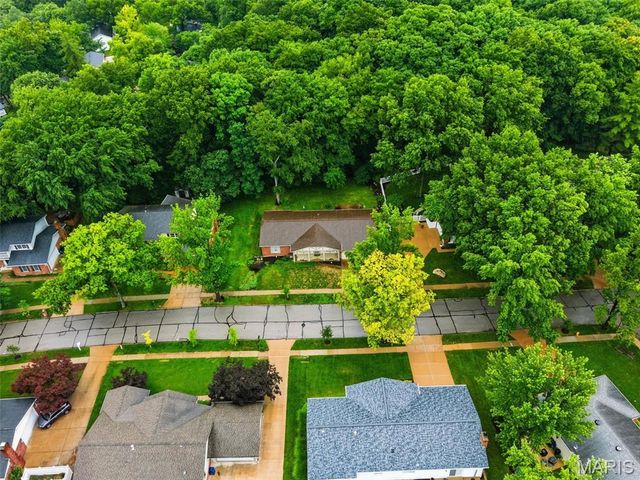 537 Huntercreek Ridge Court, Des Peres, MO 63131