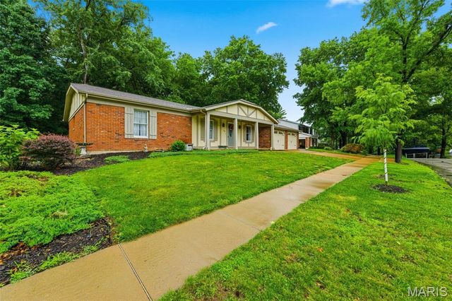 537 Huntercreek Ridge Court, Des Peres, MO 63131