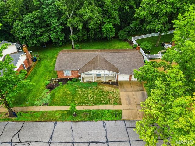 537 Huntercreek Ridge Court, Des Peres, MO 63131