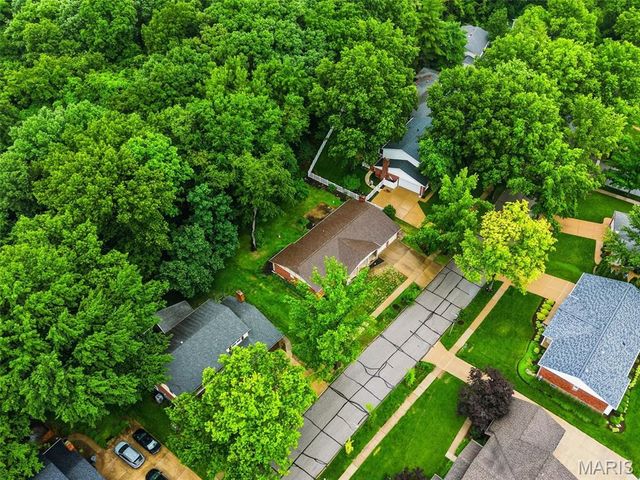 537 Huntercreek Ridge Court, Des Peres, MO 63131