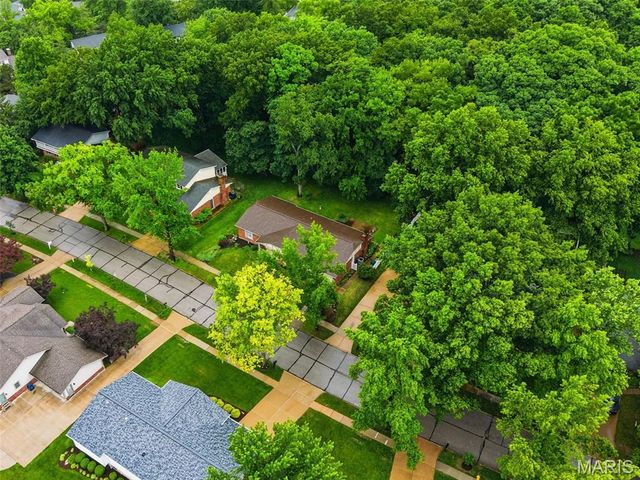 537 Huntercreek Ridge Court, Des Peres, MO 63131