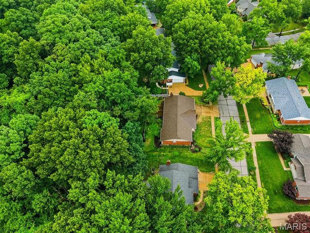 537 Huntercreek Ridge Court, Des Peres, MO 63131