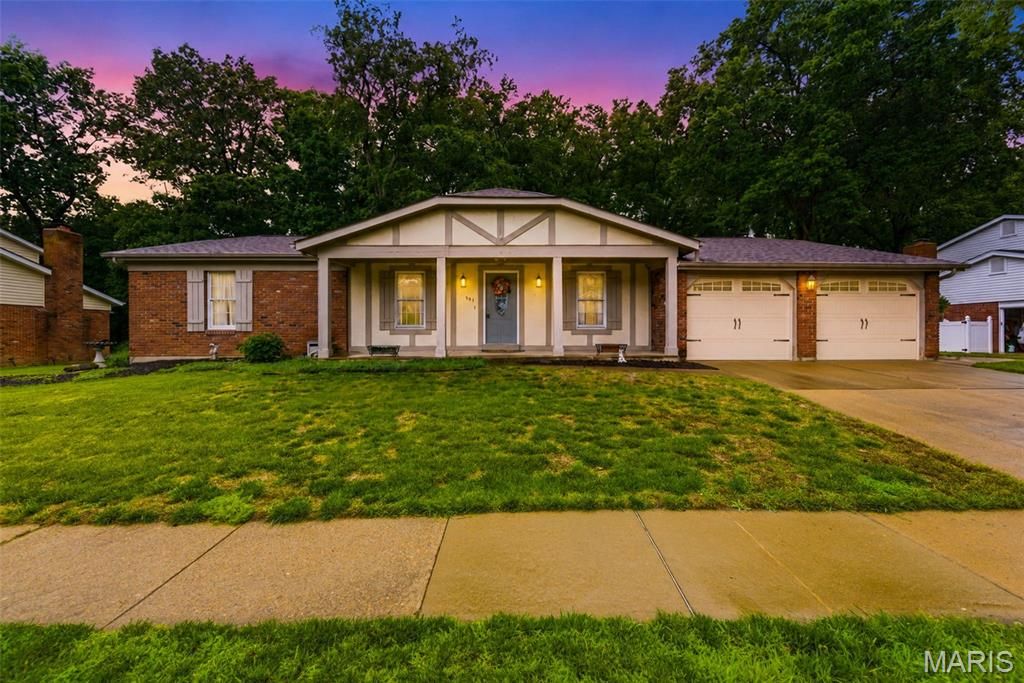 537 Huntercreek Ridge Court, Des Peres, MO 63131