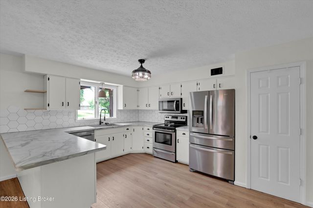 3822 Carriage Hill Dr, Crestwood, KY 40014