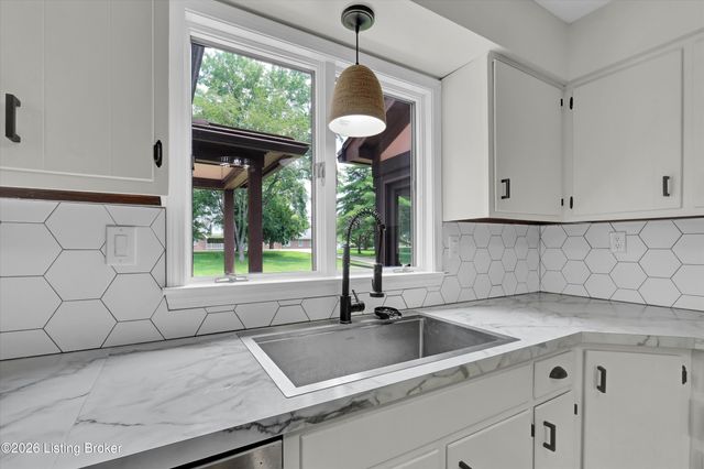3822 Carriage Hill Dr, Crestwood, KY 40014